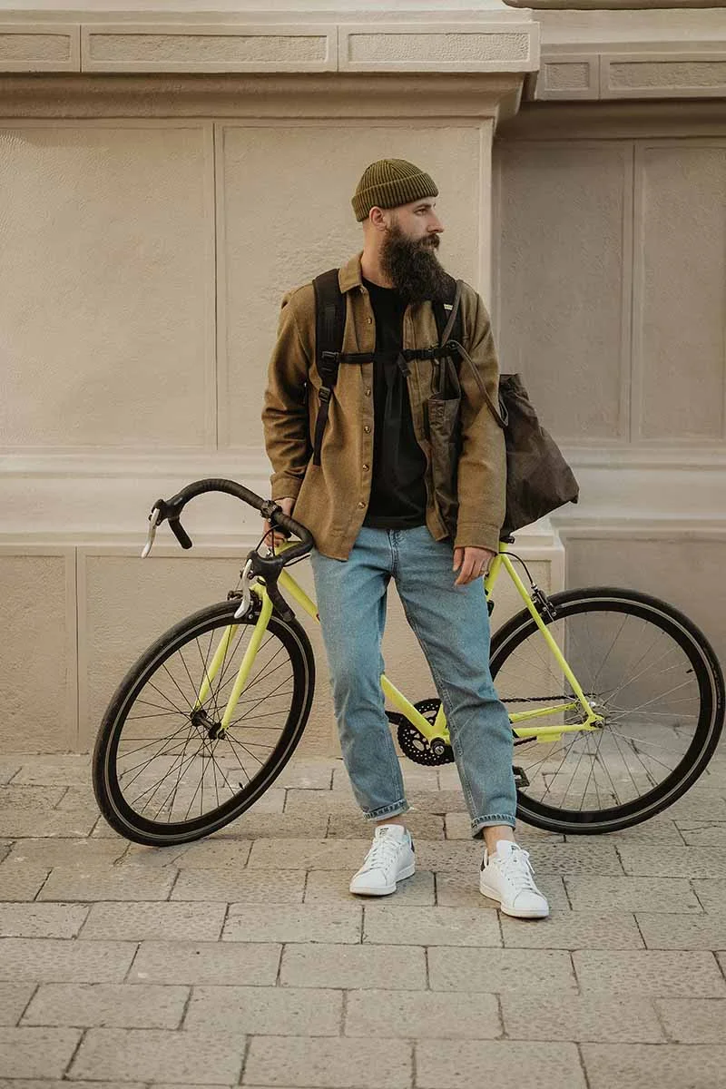 Homme en ville avec son vélo